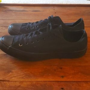 Mens size 12 Converse low top.